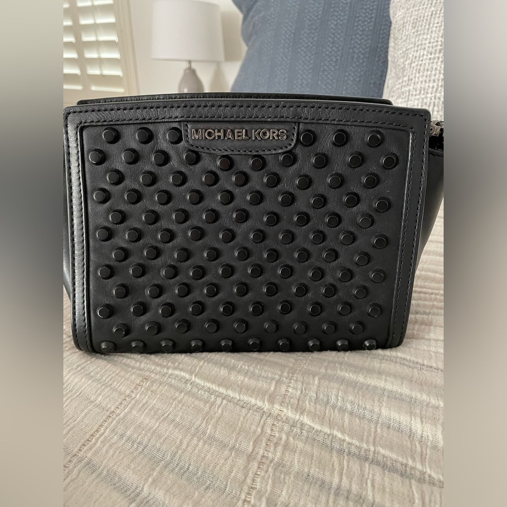 Michael Kors Leather Crossbody. Great condition.